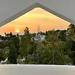 公寓 Penthouse Marbella, Panoramic Sea Views, Terrace, Pool & Parking 马尔韦利亚