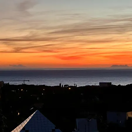 Penthouse Marbella, Panoramic Sea Views, Terrace, Pool & Parking شقة