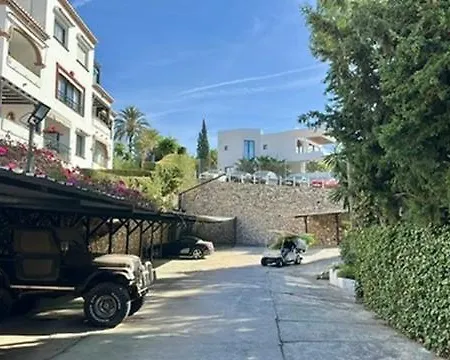 Penthouse Marbella, Panoramic Sea Views, Terrace, Pool & Parking Apartament Marbella