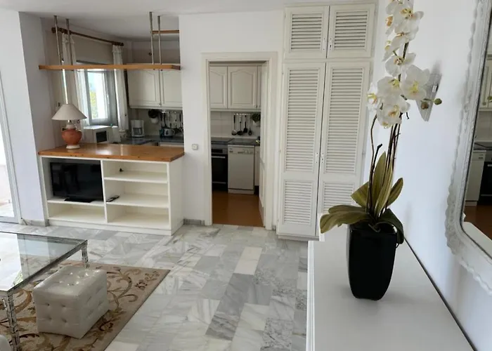 Apartamento Penthouse Marbella, Panoramic Sea Views, Terrace, Pool & Parking